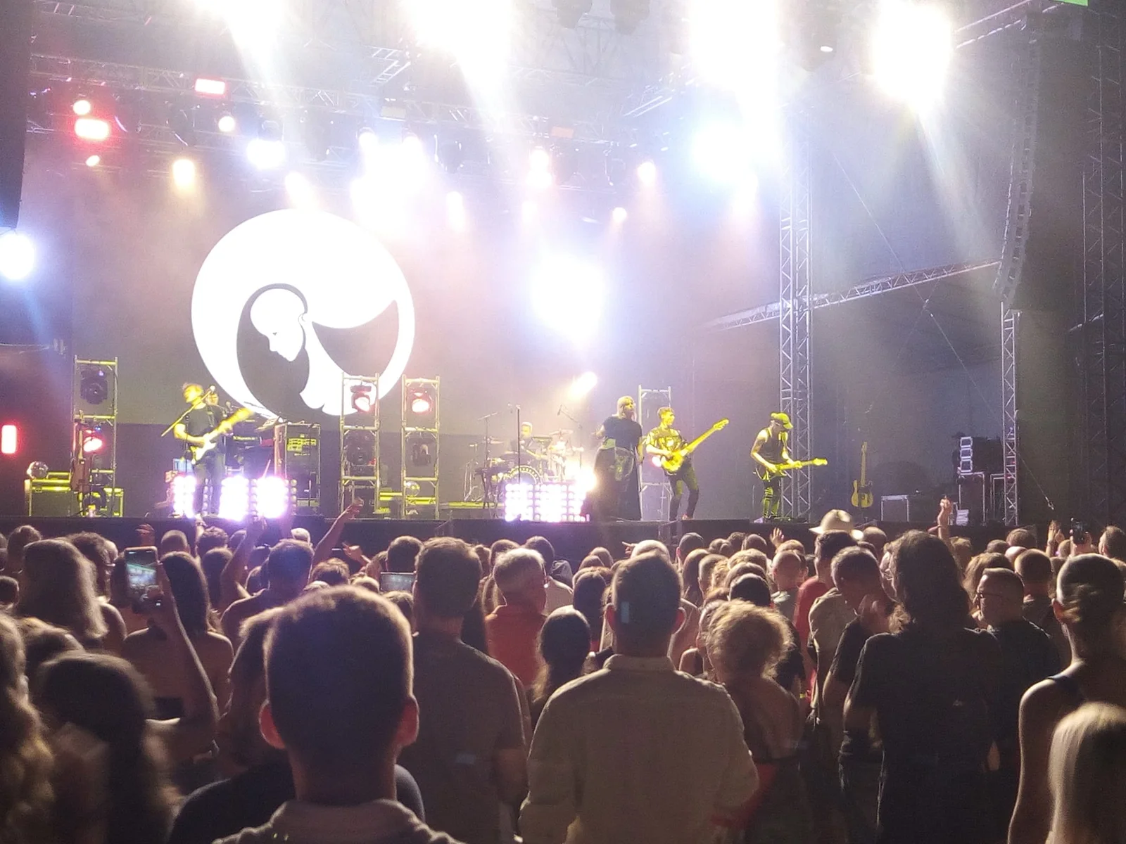 A Honeybeast zenekar koncert közben